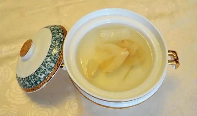 南宫28福州特色名菜鸡汤汆海蚌被誉为“汤中之王”(图2)