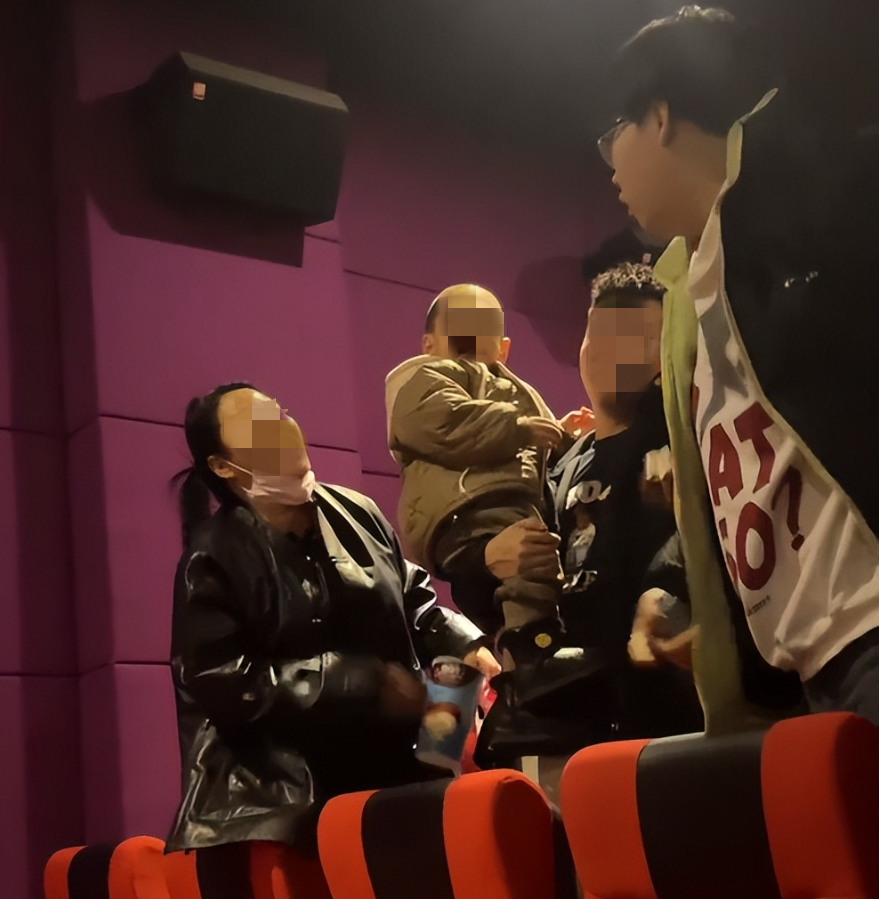 南宫28官网登陆：黑龙江电影院“大学生下跪3岁小孩”事件暴露了多少中年人的自杀式教育困局(图2)